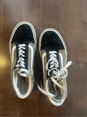 Classic Black & Gray Low-Top Skate Sneakers